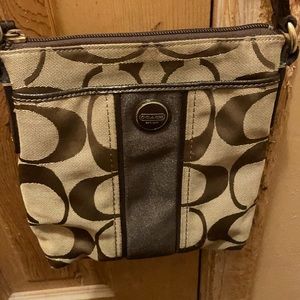 Small purse with front pocket and back pocket , top are zipper